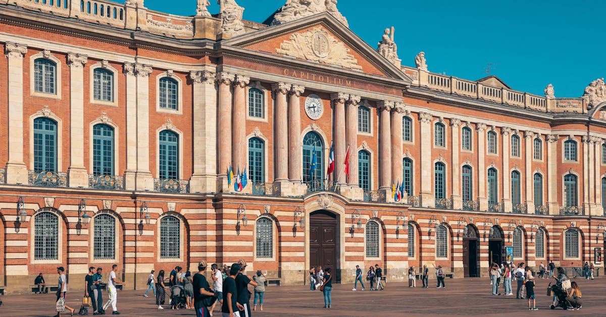découvrez toulouse, la ville rose, célèbre pour son architecture en briques, ses riches patrimoines culturels et son ambiance méditerranéenne. explorez ses musées, ses espaces verts et sa gastronomie locale savoureuse.